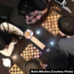 Встреча участников феминистского шахматного клуба "Ферзинизм". Фото: Мария Микулина