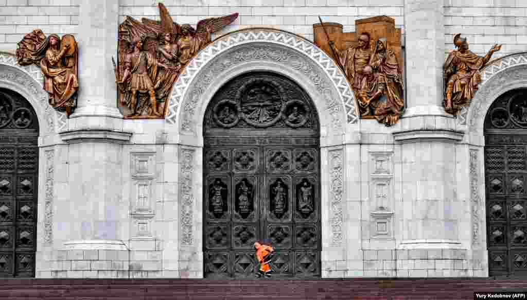 A municipal worker clears ice from the steps of the Cathedral of Christ the Savior in downtown Moscow. (AFP/Yuri Kadobnov)