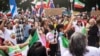 تجمع ایرانیان در سیدنی استرالیا؛ شرکت‌کنندگان با پلاکارد و پرچم شعار می‌دهند.