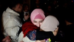 Një e burgosur palestineze përqafohet nga një grua tjetër pasi u lirua nga një burg izraelit si pjesë e një shkëmbimi pengjesh dhe të burgosurish dhe një marrëveshjeje armëpushimi në Gazë, më 20 janar 2025.