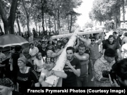 იღებს ყველა სხვა აქციასა თუ მსვლელობას, რაც საქართველოში იმართება - ამ მასალას ის თავისი დოკუმენტური ფილმისთვის აგროვებს.