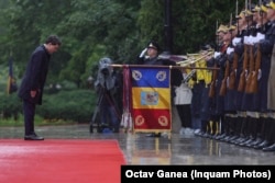 Новы прэзыдэнт Румыніі Нікушор Дан ушаноўвае румынскі баявы сцяг