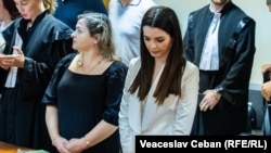 Guvernatoarea Găgăuziei, Evghenia Guțul (centru dreapta), în timpul pronunțării sentinței. Judecătoria Buiucani, Chișinău, 5 august 2025.