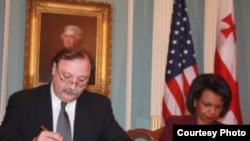Министр иностранных дел Грузии Григол Вашадзе и госсекретарь Кондолиза Райс подписывают Хартию грузино-американского сотрудничества