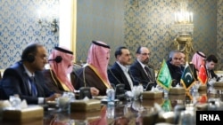 حضور عاصم منیر، فرمانده ارتش پاکستان، خالد بن سلمان، وزیر دفاع عربستان سعودی، و ابراهیم کالین، رئیس سازمان اطلاعات ترکیه، در دیدار با مقام‌های جمهوری اسلامی در تهران؛ ۴ آبان ۱۴۰۵