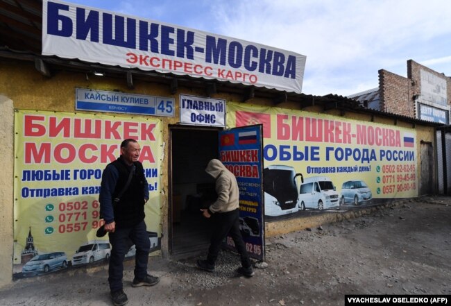 Birou de transport spre Rusia la Bișkek, în Kârgâzstan (imagine de arhivă).