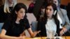 Nadia Murad, jazidska aktivistkinja za prava silovanih žena, sluša kako Amal Kluni, advokatica za ljudska prava, govori u Vijeću sigurnosti Ujedinjenih nacija tokom sastanka o seksualnom nasilju u sukobu u New Yorku, SAD, 23. april 2019. godine.