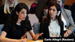 Nadia Murad, jazidska aktivistkinja za prava silovanih žena, sluša kako Amal Kluni, advokatica za ljudska prava, govori u Vijeću sigurnosti Ujedinjenih nacija tokom sastanka o seksualnom nasilju u sukobu u New Yorku, SAD, 23. april 2019. godine.