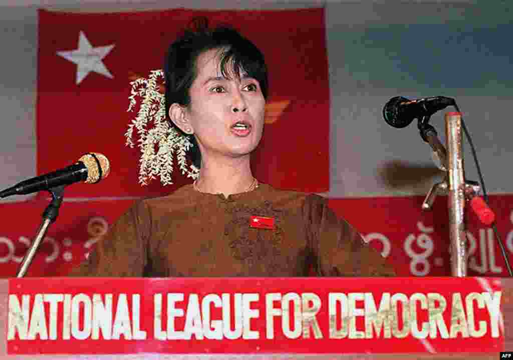 Suu Kyi addresses a gathering of supporters at her residential compound in Yangon on January 4, 1997, to mark the 49th anniversary of the country&#39;s independence movement.