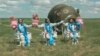 Экипаж "Шэньчжоу-10", приземлившегося на севере Китая 
