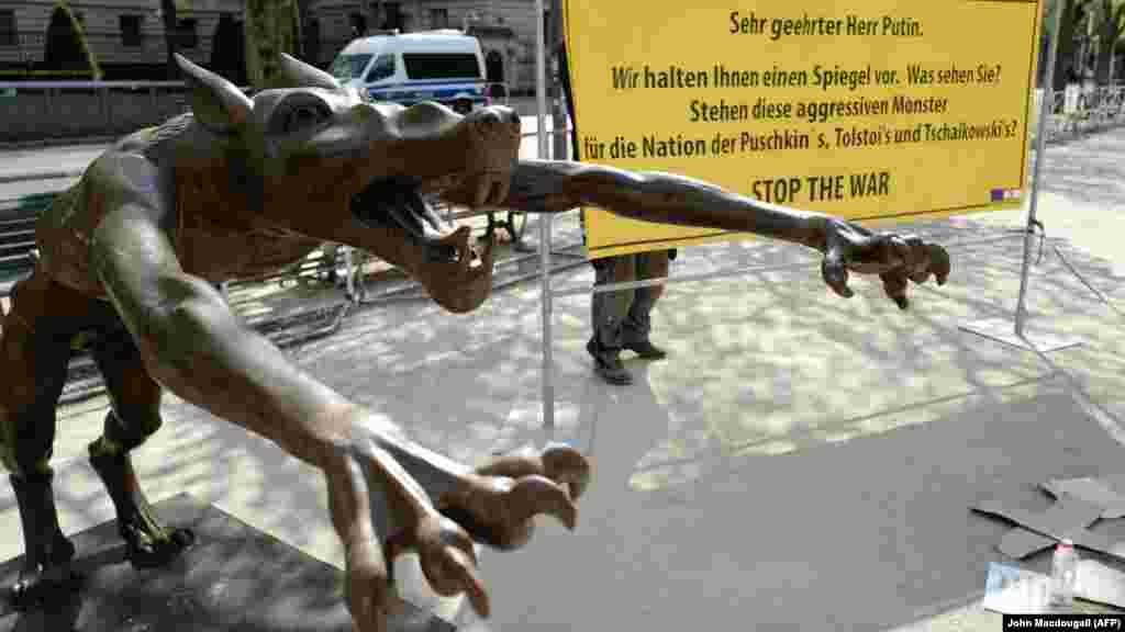 Една от няколкото скулптури на вълци, изложени в района на руското посолство в Берлин, Германия, април 2022 г. На табелата пише: "Уважаеми г-н Путин, ние Ви държим огледало. Какво виждате? Дали тези агресивни чудовища представляват нацията на Пушкин, Толстой и Чайковски?"