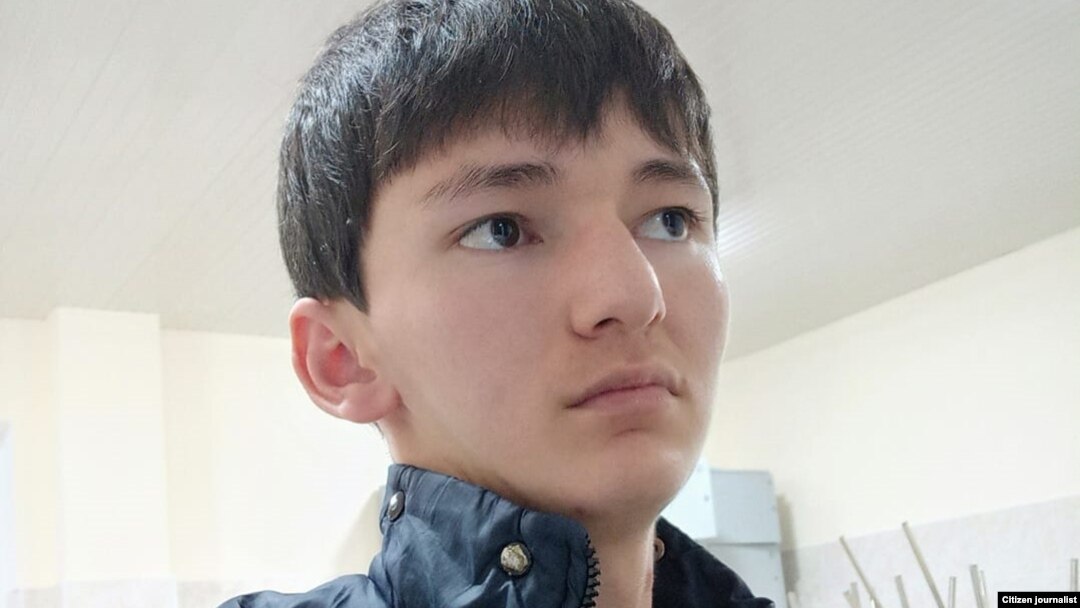 Маҳкама жараёнини кузатган фаолларга кўра, 19 яшар Омоновга нисбатан суриштирув жараёнида кўпгина процессуал хатоликларга йўл қўйилган