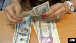 Iran -- A currency exchange dealer counts US dollar banknotes at a shop in a shopping center in Tehran, 05Oct2010