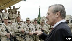Donald Rumsfeld volt amerikai védelmi miniszter Kabulba látogat