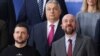 Viktor Orban në fotografinë familjare, pranë presidentin e Ukrainës Volodymyr Zelensky dhe presidentit të Këshillit Evropian, Charles Michel.