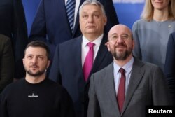 Владимир Зеленский (слева) и Виктор Орбан (в центре) вместе с президентом Евросовета Шарлем Мишелем во время фотографирования на саммите ЕС. Брюссель, 9 февраля 2023 года