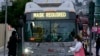 Maszk szükséges a buszra szálláshoz San Franciscóban. A kép 2020. november 17-én készült.