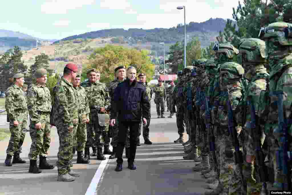 СРБИЈА - Србија сè уште ги има најголемите вооружени сили во поранешна Југославија, а тие сочинуваат околу 40 насто од бројот на сите армии создадени по распадот на СФРЈ, пишува порталот Балканска безбедносна мрежа. Србија има околу 22.500 под оружје, потоа Хрватска со 14.836 и БиХ со 14.431. Северна Македонија има 6.850 членови, Словенија има 5.889 активни членови и Црна Гора 1.720 членови.