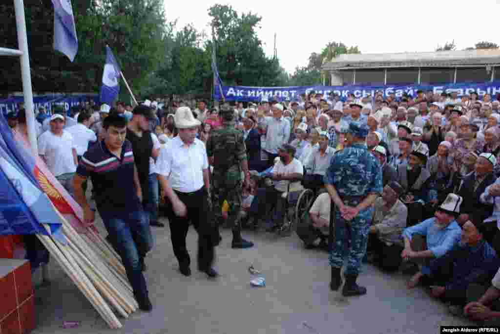 Депутаттар эл алдына чыгууда.