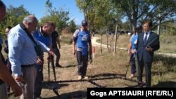 Посол Японии (справа) на презентации очередного этапа проекта по разминированию в зоне конфликта