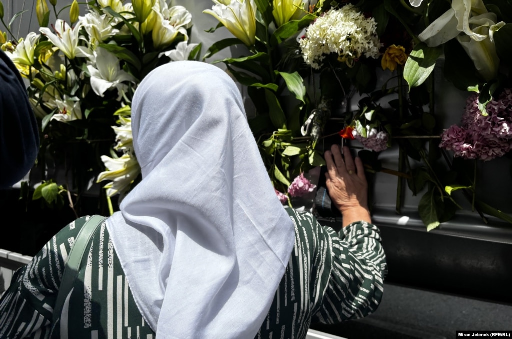 Deri më tani, në Qendrën Memoriale në Potoçari janë varrosur 6.772 viktima të gjenocidit në Srebrenicë, ndërsa rreth 250 të tjera janë varrosur në vende të tjera, me dëshirën e familjeve të tyre. Për më shumë se 1.000 persona të vrarë nga Srebrenica dhe komunat përreth, nuk dihet ende. Mbetjet e tyre mortore vazhdojnë të kërkohen.
