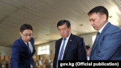 Солдон оңго: Дастан Догоев, Сооронбай Жээнбеков жана Бакыт Шаршембиев. 