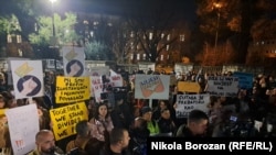 Detalj sa protesta ispred Gimnazije u Podgorici zbog toga što je profesor te škole Radoman Čečović seksualno uznemiravao bivšu učenicu Saru Vujisić. Podgorica, 13. decembar 2024. 