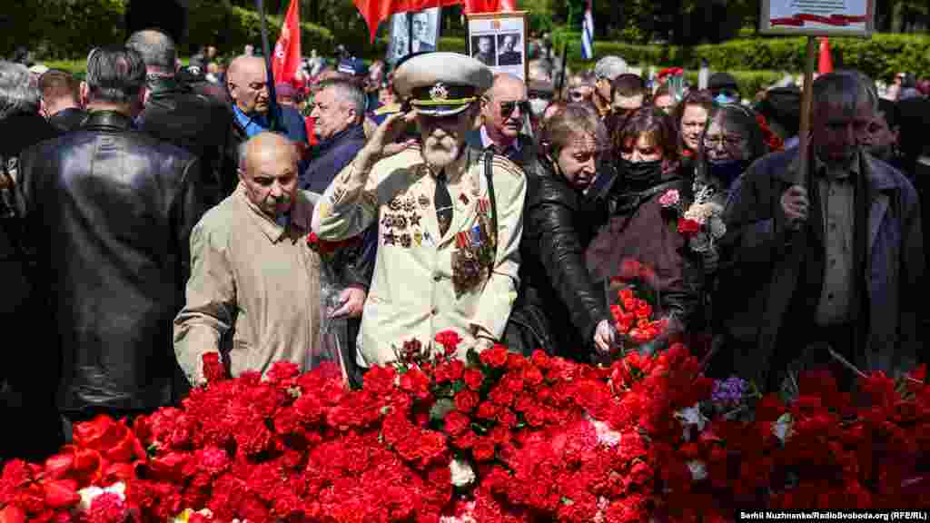 Вшанування пам&#39;яті ветеранів Другої світової війни в Парку Вічної Слави у Києві