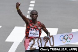  Елиуд Кипчоге на финала на маратона на Олимпиадата в Токио 