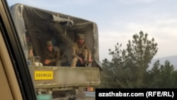 Harby ulagda barýan esgerler (Illýustrasiýa suraty)