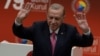 Președintele turc Tayyip Erdoğan salută participanții la adunarea generală anuală a Uniunii Camerelor și a Burselor de Mărfuri din Ankara