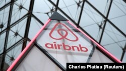 Logoja e kompanisë Airbnb.