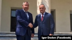 Moldovan President Igor Dodon (right) and Russian Deputy Prime Minister Dmitry Rogozin in Tehran on August 5