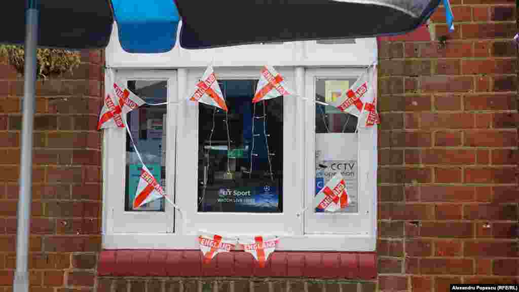 Unele localuri precizează că au conexiune la cei mai buni operatori de televiziune. Asta înseamnă că vizionarea va fi fără pierderi de semnal