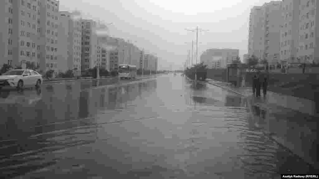 Aşgabada güýçli ýagyş ýagdy.
