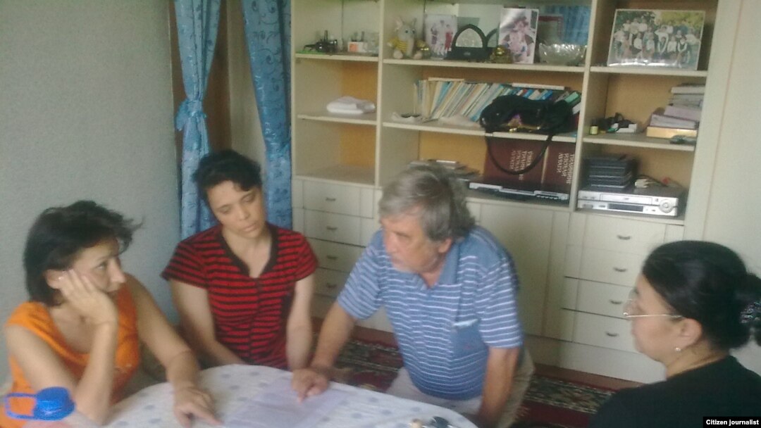 Ҳуқуқ фаоли Суръат Икромов журналистлар билан бирга.