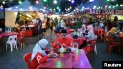 Müsəlmanlar Kuala-Lumpur bazarında iftar edirlər.