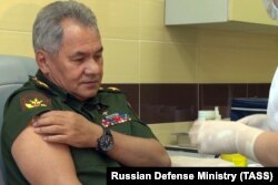Министр обороны России Сергей Шойгу прививается "Спутником V", 4 сентября 2020 года