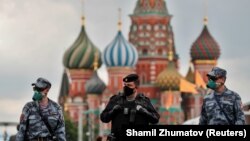Сотрудники правоохранительных органов в защитных масках на Красной площади. Москва. 