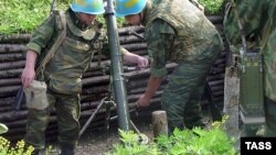 Расейскія міратворцы зь мінамётам на расейска-грузінскай мяжы ў 2006 годзе.