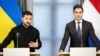 Presidenti ukrainas, Volodymyr Zelensky (majtas), u përgjigjet pyetjeve të gazetarëve përkrah kryeministrit holandez, Rob Jetten, në Hagë, më 28 tetor.