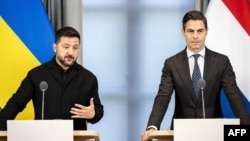 Presidenti ukrainas, Volodymyr Zelensky (majtas), u përgjigjet pyetjeve të gazetarëve përkrah kryeministrit holandez, Rob Jetten, në Hagë, më 28 tetor.