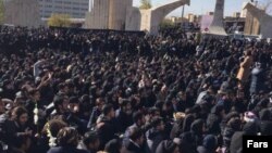 Eýranyň Azad uniwersitetiniň ýüzlerçe studenti paýtagt Tähranda proteste çykdy. 