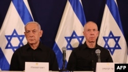 Kryeministri i Izraelit, Benjamin Netanyahu (majtas) dhe ministri izraelit i Mbrojtjes, Yoav Gallant, i cili u shkarkua të martën më 5 nëntor.