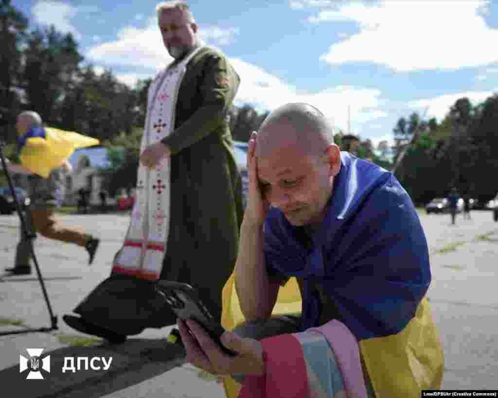 «Синулька, як ти виріс, я тебе не впізнав», зі сльозами каже військовий, який вперше розмовляє з сином після повернення з полону. Відео розмови опублікували в ДПСУ