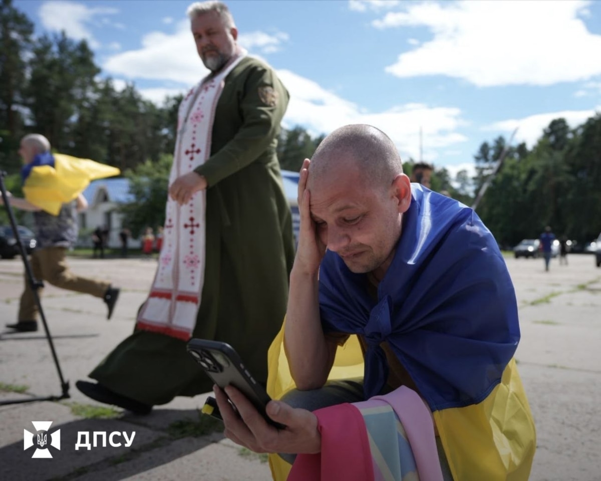 «Синулька, як ти виріс, я тебе не впізнав», зі сльозами каже військовий, який вперше розмовляє з сином після повернення з полону. Відео розмови <a href="https://t.me/DPSUkr/33692" target="_self" class="wsw__a">опублікували</a> в ДПСУ