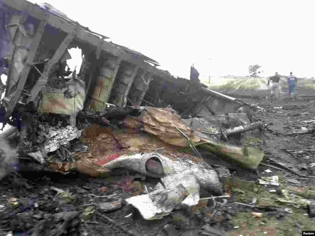 Twisted and burned wreckage of the Boeing 777 airliner.&nbsp;