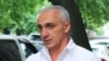 თამაზ ელიზბარაშვილი ბორკილდადებული გამოიყვანეს საცხოვრებელი კორპუსიდან.