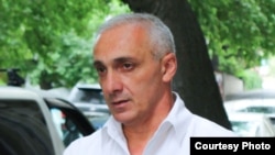 თამაზ ელიზბარაშვილი ბორკილდადებული გამოიყვანეს საცხოვრებელი კორპუსიდან.
