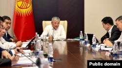 Күйүүчү майдын баасы талкууланган кеңешме.